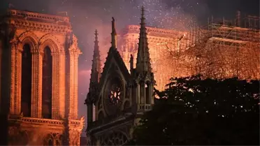 Paris'in simgesi tarihi Notre Dame Katedrali'ni kurtarma şansı yüzde 50