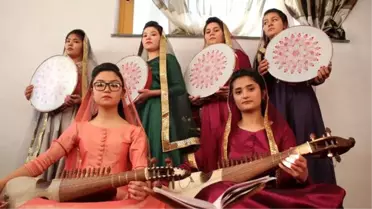 Afgan kızlar Horasan halk müziğini yeniden canlandırmak istiy