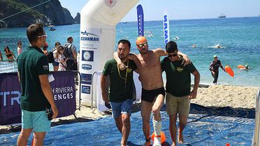 Kırılmış ve alçıdaki ayağı ile kilometrelerce yüzdü