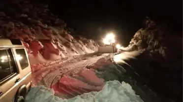 Karda mahsur kalan 4 kişi, belediye ekiplerince kurtarıldı