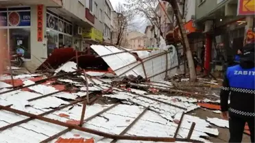 Biga'da fırtına nedeniyle 5 katlı binanın çatısı uçtu