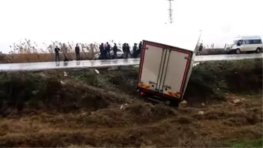 Kamyonet ile otomobil çarpıştı: 3 yaralı