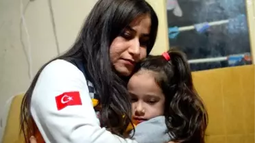 Sağlık çalışanı, yalın ayaklı çocuğa kendi çorabını giydirdi (3)