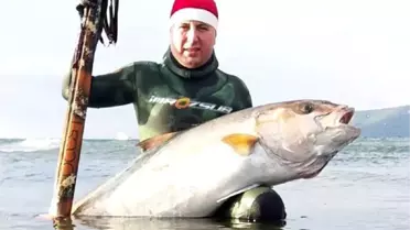 Avladığı 50 kiloluk balığı yılbaşı akşamı arkadaşları ile yiyecek