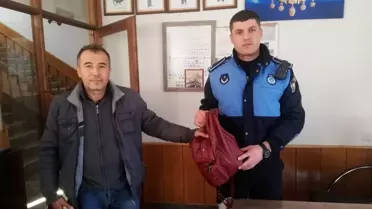 Bulduğu çantayı sahibine ulaştıran temizlik işçisi ödüllendirildi