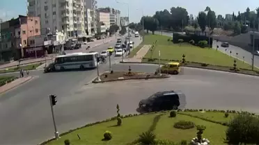 Işık ihlali yapan sürücü kaldırımdaki kadına çarptı