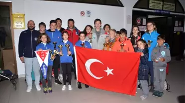 Minik yelkenciler yarışmadan kupalarla döndü