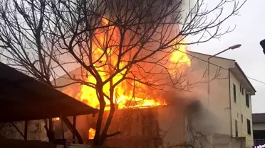 Vezirköprü'de yangın çıkan ev zarar gördü