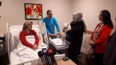 Bakan Selçuk yeni yılın ilk bebeğine 'Büşra' ismini verdi