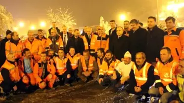 Bakan Turhan yeni yıla Bolu'da Karayolları işçileri ile girdi