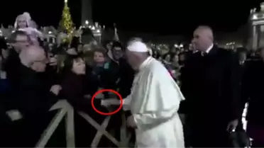 Elini bırakmayan kadın, Papa'ya kameralar önünde zor anlar yaşattı