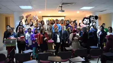 Hemşire adayları yeni yılda çocukları sevindirdi