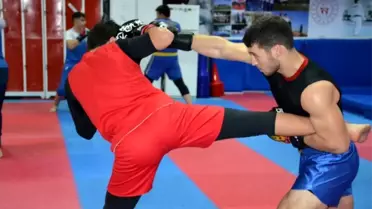 Wushu kung-fu sporcuları müsabakalara hazırlanıyor