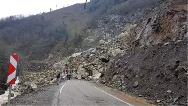 Giresun'da heyelan yolu kapattı