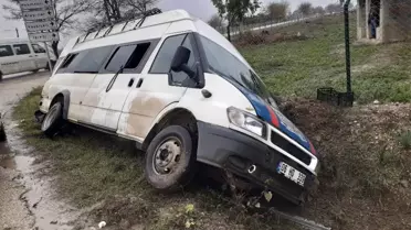 Adana'da tarım işçilerini taşıyan minibüs kaza yaptı: 9 yaralı