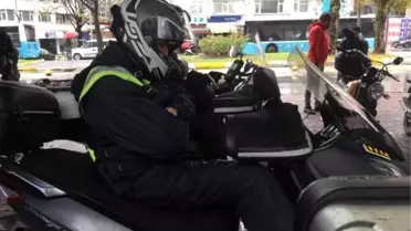 Motorun üstünde zamanla yarışıyor, canlarını hiçe sayıyorlar