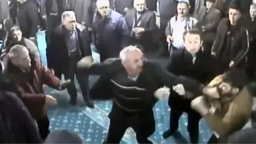 Husumetli aileler camide tekme tokat birbirlerine girdi