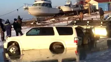 Rusya'da buz tabakası kırıldı, 45 araç suya battı