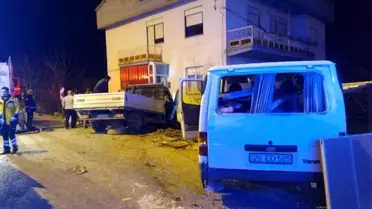 Minibüsle çarpışan kamyonetin evin balkonuna çarpıp alev alması güvenlik kamerasında