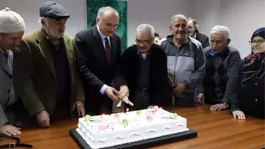 Başkan Özlü Huzurevi sakinleri doğum günü kutladı