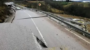 Kocaeli'de aşırı yağışlar nedeniyle yol çöktü