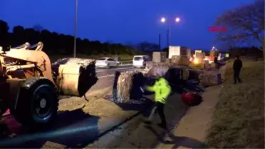 Büyükçekmece tem'de kağıt balyaları yola devrildi, trafik yoğunluğu oluştu