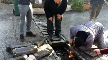 Esnaf, sokaktaki mazgalı kendileri tamir etti