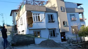 Adana'da yıkılma tehlikesi bulunan evlerini terk eden çift yardım bekliyor
