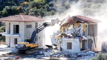 Demre'de sit alanına yapılan 4 kaçak villa yıkıldı