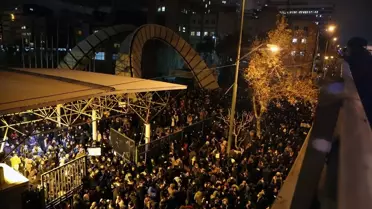 Son dakika: Tahran'da uçakta hayatını kaybedenler için düzenlenen anma, hükümet karşıtı gösteriye dönüştü