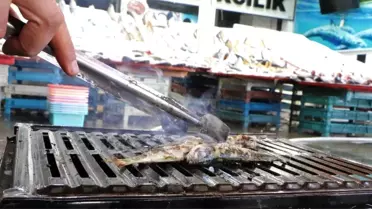 Balıklar tezgahta, tadımlıklar ızgarada