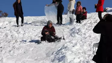 Beypazarı'nda şambrelle, naylonla 'kızak keyfi'