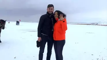 Buz üstünde meşalelerin arasından geçerek evlenme teklifinde bulundu