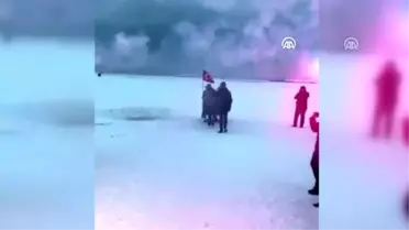 Buz üstünde meşalelerin arasından geçerek evlenme teklifinde bulundu