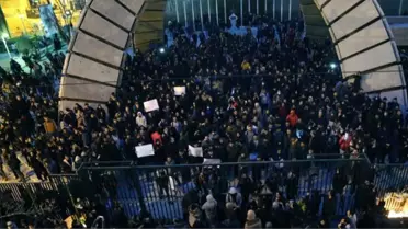 İran'daki protestolarda eylemcilerin ABD ve İsrail bayraklarına basmaması dikkat çekti