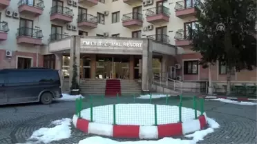 Sıfırın altında 5 derecede 'yosunlu' havuz keyfi