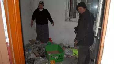 Apartman boşluğuna atılan çöplerden bıkan çift suç duyurusunda bulundu