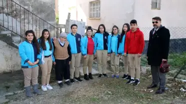 Liseli öğrenciler yaşlı adamın eli kolu oldu