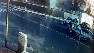 Seyir halindeki araca çarpıp devrilen otomobil kamerada