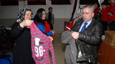 Türk Kızılayı'ndan öğrencilere giysi ve gıda yardımı