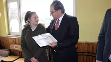 Buzlanma nedeniyle öğrenciler karnelerini kahvehanede aldı