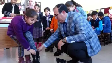 Ercişli öğrencilere karne hediyesi kışlık bot