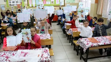 Şanlıurfa'da okullarda karne heyecanı yaşandı