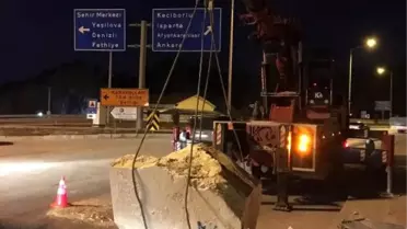TIR'ın dorsesindeki 10 tonluk mermer blok, kasayı kırarak karayoluna düştü