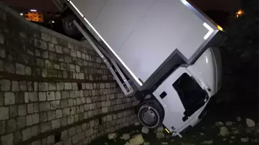 Kağıthane'de kamyonet istinat duvarında askıda kaldı