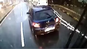 Otomobili ile halk otobüsünün önüne geçip, tehlikeli hareketler yaptı