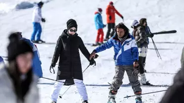 Uludağ'da 2 saatlik eğitimle kayak yapmanın keyfine varıyorlar