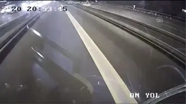 Metrobüsle motosikletin çarpışması sonucu 2 kişi yaralandı (2)