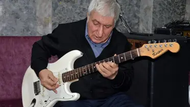 Ünlülerin gitaristi huzurevinde müzikle yaşama tutundu