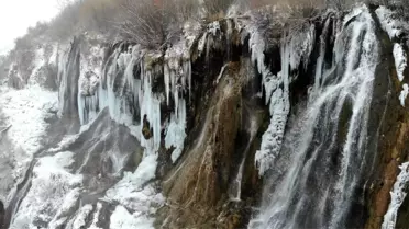 Buz tutan şelale kartpostallık görüntü oluşturdu